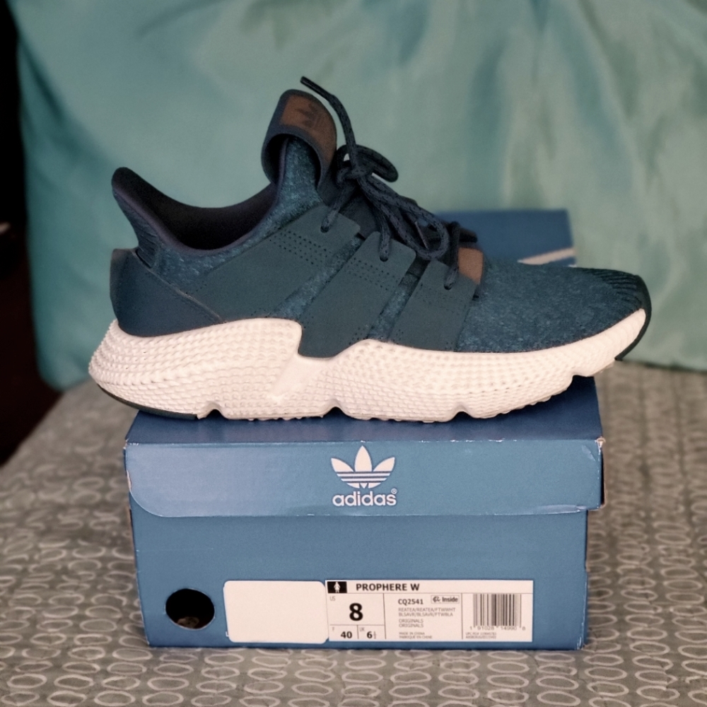 Womens sneaker
